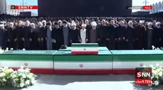 اقامه نماز بر پیکر شهیده زهرا محمدی گلپایگانی نوه ۱۴ ماهه رهبر شهید انقلاب اسلامی + فیلم