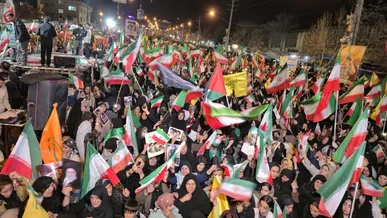 همخوانی باشکوه سرود ملی توسط غیورمردان یاسوجی در شب ۱۲ فروردین+فیلم