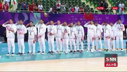 سلام نظامی بازیکنان تیم ملی فوتسال روی سکوی قهرمانی هنگام پخش شدن سرود ایران