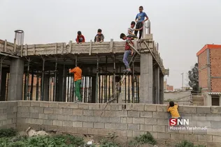 امیر به همراه همسالان خود مشغول بازی در خانه نیمه ساز شان است.