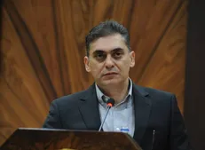 تخصیص ارز دولتی برای واردات حراج منابع ملی است/ بازار دلار بالای ۱۰هزار تومان را پس می‌زند