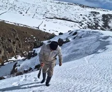 ترمیم خط انتقال آب روستای آتشگاه سرعین در سرمای شدید زمستان