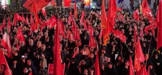 پرچم قرمز خونخواهی یا لثارات الخامنه‌ای در میدان شهدای ذهاب رشت برافراشته شد/میدان داری گیلانی‌ها در شب عاشورا + فیلم