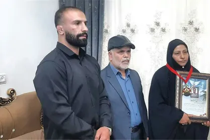 اهدای مدال کشتی گیر لرستانی به خانواده شهید جنگ رمضان