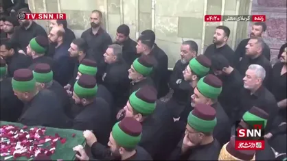 قرائت زیارت نامه حضرت عباس (ع) در جوار ضریح مطهر و در کنار پیکر مطهر رهبر شهید