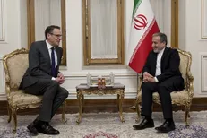 تسلیم رونوشت استوارنامه سفرای جدید سوئد و چک به عراقچی