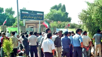 فیلم/ گفتگو با یکی از نمایندگان کارگران هفت&zwnj;تپه که مقابل فرمانداری شوش اعتصاب کرده&zwnj;اند
