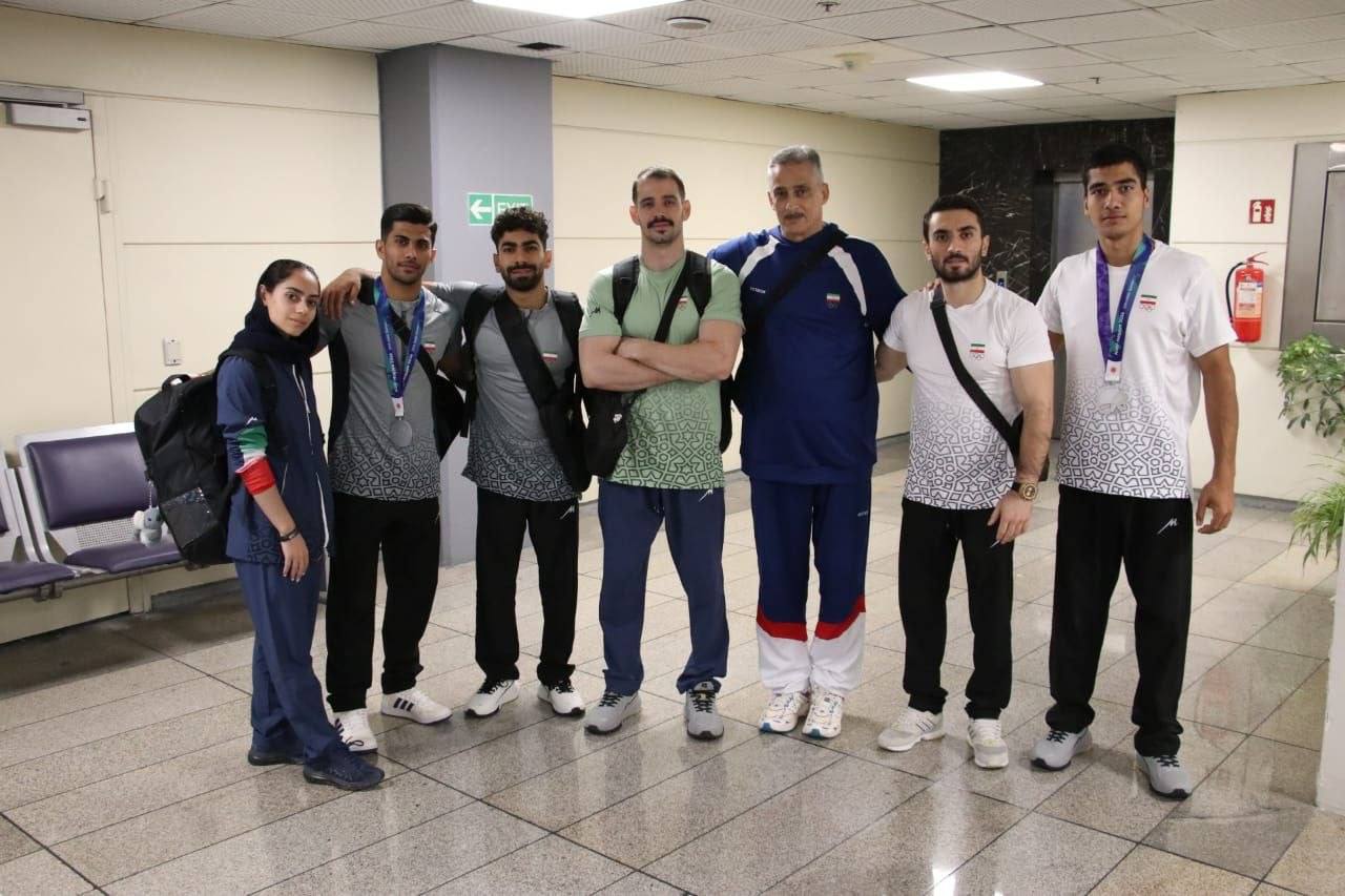 بازگشت چهار تیم ورزشی ایران به تهران/ استقبال از ملیپوشان در فرودگاه امام خمینی(ره)+ عکس بازگشت چهار تیم ورزشی ایران به تهران/ استقبال از ملیپوشان در فرودگاه امام خمینی(ره)+ عکس
