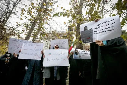 تجمع دانشجویان انقلابی در محکومیت رفتار متناقض کمیسیون مقام زن سازمان ملل / مرضیه هاشمی: افتخار کنید زن ایرانی هستید + فیلم