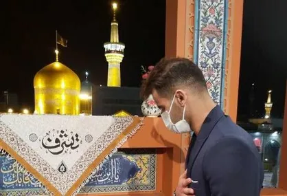 عیسی آل&zwnj;کثیر و بوسه به دست مادر در جوار حرم امام رضا(ع)