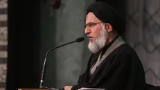 برخی از مدعیان دین در مقابل زندگی مادی استکبار، متزلزل می شوند