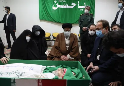 دیدار آیت الله رئیسی با پیکر شهید فخری زاده در معراج شهدا