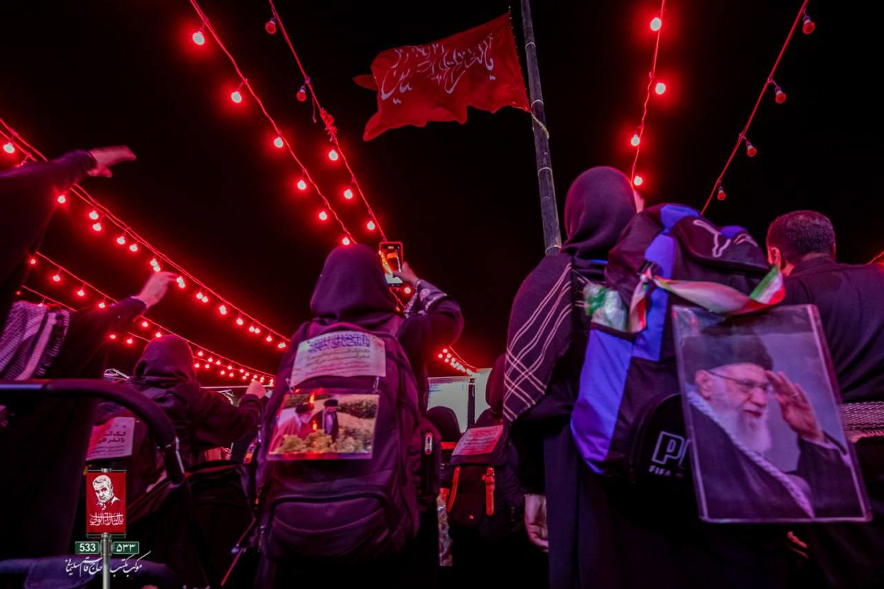 ابرپرچم خونخواهی با ذکر «یالثارات‌الحسین(ع)» در جوار موکب مکتب شهید حاج قاسم سلیمانی در عمود ۵۳۳ مسیر نجف به کربلا به اهتزاز در آمد.