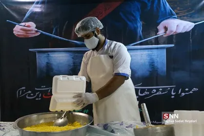 جهادگران بسیجی شهرستان شوش اقدام به طبخ و توزیع غذای گرم بین نیازمندان کردند