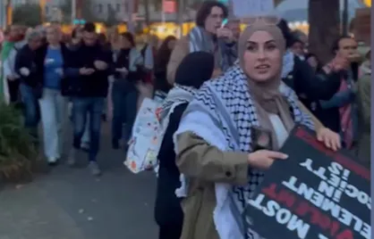 تظاهرات در شهر زوله هلند؛ حمایت از غزه و محکوم کردن کشتار&zwnj;های اشغالگران در حالی که جنگ وارد دومین سال خود می&zwnj;شود