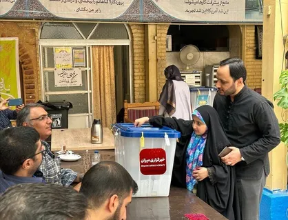 بهادری جهرمی رای خود را به صندوق انداخت