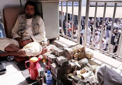 کمبود پول نقد اقتصاد افغانستان را به ورطه سقوط می&zwnj;کشاند