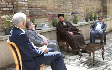 حسن خمینی: «جریان افراطی کاسب» در کشور تصمیمات خطرناکی می‌گیرند / غرب ما را گیر انداخته؛ باید مشکلمان را با دنیا حل کنیم