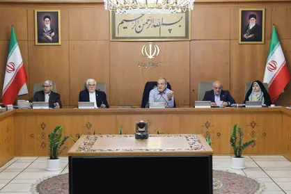 پزشکیان: هر مقرره&zwnj;ای که موجب فشار اقتصادی بر زندگی مردم شود، باید سریع اصلاح شود