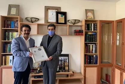 علیرضا افتخاری مدرک درجه یک هنری را دریافت کرد