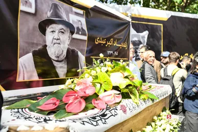 اکبر عبدی برای ایران همیشه زنده است/ خمسه: اکبر عبدی بازیگر تکرار نشدنی است/ ده‌نمکی: عمو اکبر با سیمرغ و بدون سیمرغ محبوب دل همه است  + فیلم