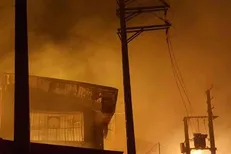 آتش سوزی گسترده در ۳ سوله تولید مبل در بزرگراه آزادگان