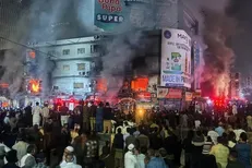  شمار قربانیان آتش‌سوزی در مرکز تجاری کراچی به ۱۱ نفر رسید
