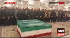 اقامه نماز بر پیکرهای شهدای خانواده رهبر شهید انقلاب در حرم امام علی (ع) + فیلم