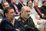 سردار حسین سلامی جانشین فرماندهی کل سپاه پاسداران و سردار علی محمد نائینی رئیس مرکز اسناد و تحقیقات دفاع مقدس