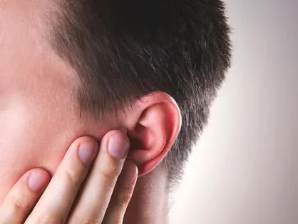 علت قرمزی و داغی گوش&zwnj;ها چیست؟