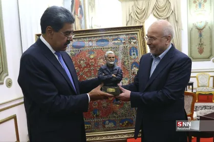 هدیه خانوده شهید حاج قاسم سلیمانی برای نیکولاس مادورو