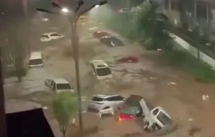 سرگردانی خودرو&zwnj;ها در سیل چین