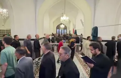 صف زائران مزار رهبر شهید انقلاب در حرم مطهر امام رضا (ع)
