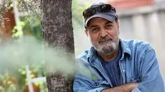 خاطره سیروس مقدم از تماشای «پایتخت» توسط رهبر شهید در کنار نوه‌هایش + فیلم