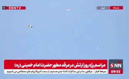 پرواز چتربازان بر فراز حرم امام خمینی در مراسم رژه روز ارتش + فیلم