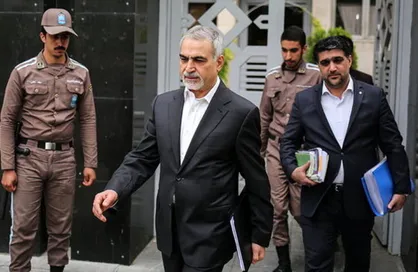 حسین فریدون از چه کسی رشوه گرفت؟
