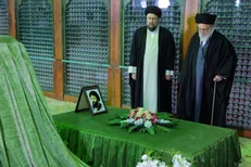 رهبر انقلاب در مرقد مطهر امام راحل(ره) حضور یافتند