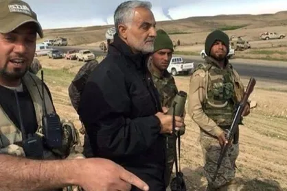 فیلم/ تصاویر حاج قاسم سلیمانی از اتاق عملیات تا خط مقدم با لباس غیرنظامی