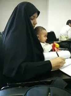 مادران دانشجو؛ تنها، بدون حمایت و تسهیلات / دانشگاه دغدغه مادران را نمی‌بیند