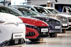 کشف پارکینگ احتکار خودرو‌های خارجی