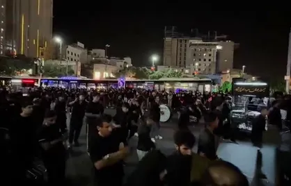 شام غریبان حسینی در جوار حرم مطهر رضوی با خیل عظیم زائران و مجاوران این بارگاه منور درحال برگزاری است