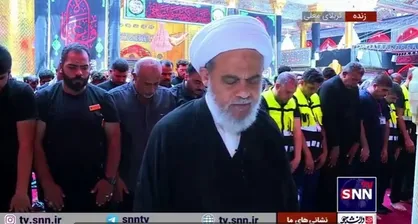 اقامه نماز ظهر توسط زائران حسینی در حرم مطهر قمربنی هاشم(ع)