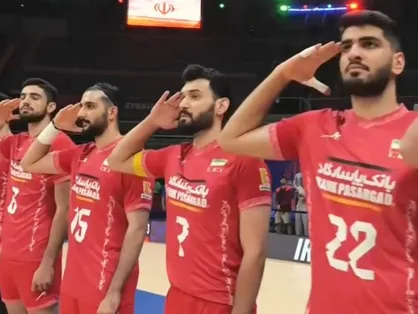 سلام نظامی ملی پوشان والیبال پیش از دیدار مقابل اسلوونی هنگام پخش سرود مقدس جمهوری اسلامی ایران