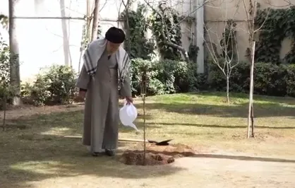 لحظاتی از آخرین کاشت نهال توسط رهبر شهید انقلاب رضوان&zwnj;الله&zwnj;علیه در روز درختکاری سال گذشته