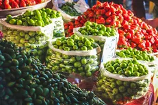 نرخ میوه‌های بهاری در میادین میوه و تره بار اعلام شد/قیمت هر کیلو چاغاله بادام ۲۵ هزار تومان