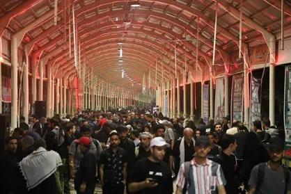 ببینید|صف&zwnj;های طولانی اتوبوس&zwnj;ها در جاده خانقین به مرز خسروی/انتقال شبانه&zwnj;روزی زائران به شهرهای زیارتی ادامه دارد