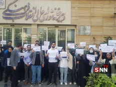 ادامه اعتراضات دانشجویان علوم پزشکی دانشگاه آزاد به افزایش شهریه‌ها/ این بار مقابل شورای عالی انقلاب فرهنگی + عکس و فیلم