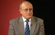 مثل فرقه رجوی رفتار می‌کند، اما از روشنفکری دم می‌زند