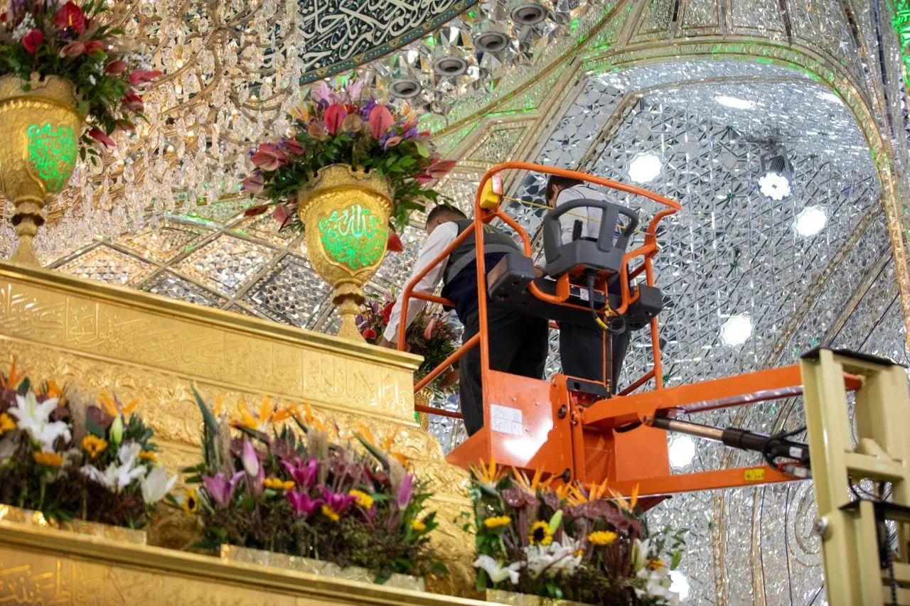 ضریح مطهر حضرت اباعبدالله الحسین (ع) به مناسبت میلاد حضرت فاطمه (س) گل‌آرایی شد.
