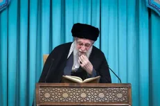 دستخط منتشر نشده رهبر شهید انقلاب در ابتدای قرآنی که ثواب تلاوت آن را به شهدای جنگ ۱۲ روزه هدیه کردند